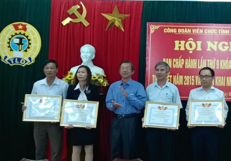 Khen thưởng các đơn vị hoàn thành xuất sắc nhiệm vụ năm 2015. Ảnh: VINH ANH