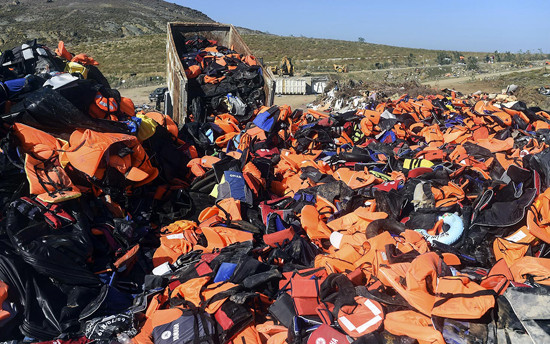 Xe tải tập kết ao phao và các vật dụng cao su trên đảo Lesbos. (Ảnh: Al-Jazeera)