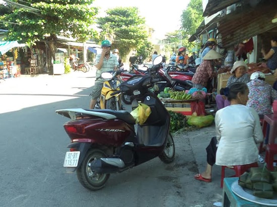 Người dân kinh doanh, buôn bán trên vỉa hè đường Nguyễn Thái Học, TP.Tam Kỳ không đảm bảo mỹ quan đô thị. Ảnh: X.T