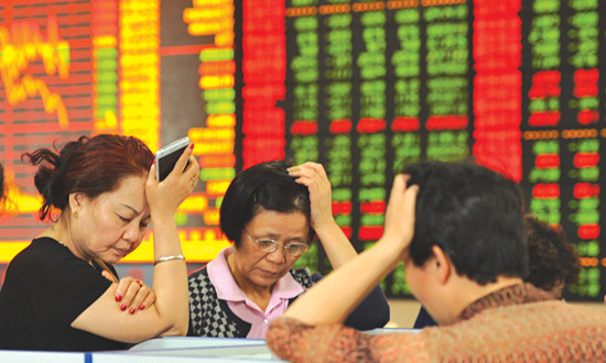 Các nhà đầu tư trên sàn giao dịch chứng khoán tại Trung Quốc. (Ảnh: Guardian)