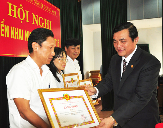 Đồng chí Phan Việt Cường trao Bằng khen của Tỉnh ủy cho các tập thể. Ảnh: NGUYÊN ĐOAN