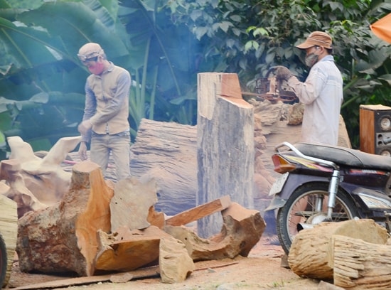  Gần tết, nhiều cơ sở gỗ mỹ nghệ ở Phước Sơn tranh thủ làm việc cả ban đêm. Ảnh: HỮU PHÚC