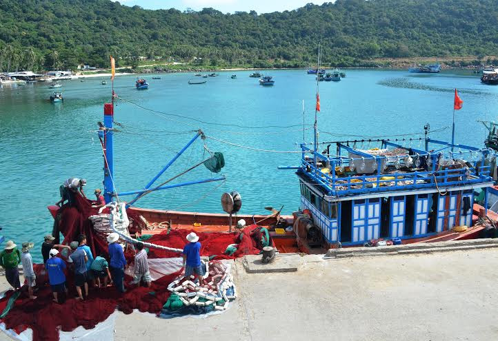 Ngư dân trên đảo Thổ Chu cập cảng sau chuyến khai thác hải sản.