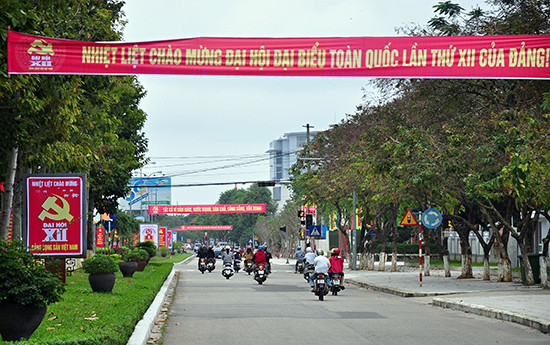 Pa nô, khẩu hiệu tuyên truyền Đại hội Đảng lần thứ XII trên đường Hùng Vương, TP.Tam Kỳ.Ảnh: VINH ANH