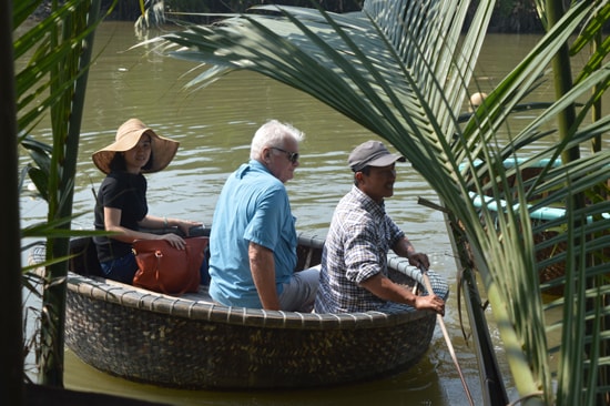 Đưa khách tham quan rừng dừa giúp người dân Cẩm Thanh tăng thêm thu nhập. Ảnh: Q.T