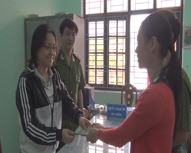 Cô giáo Trần Thị Kim Phước trao trả tiền cho chị Nhung.