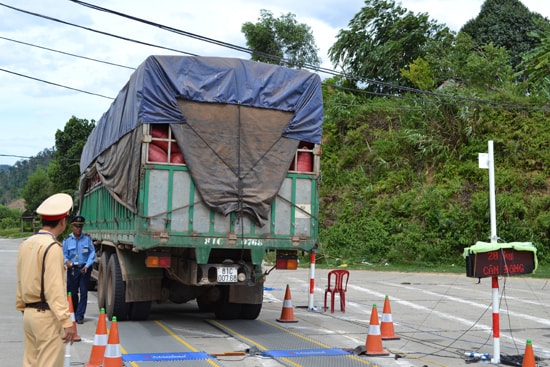 Tổ liên ngành kiểm soát tải trọng xe trên đường Hồ Chí Minh. Ảnh: C.TÚ