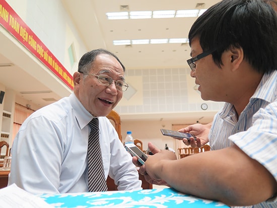 Phóng viên Báo Quảng Nam phỏng vấn GS-TS. Hoàng Chí Bảo trong một lần ông nói chuyện chuyên đề Tư tưởng đạo đức Hồ Chí Minh cho cán bộ chủ chốt của tỉnh năm 2015. Ảnh: MINH HẢI