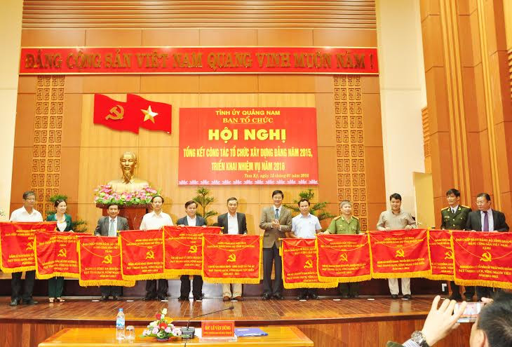 Bí thư Tỉnh ủy Nguyễn Ngọc Quang tặng Cờ cho các đơn vị có thành tích xuất sắc trong công tác xây dựng Đảng giai đoanh 2011 - 2015.
