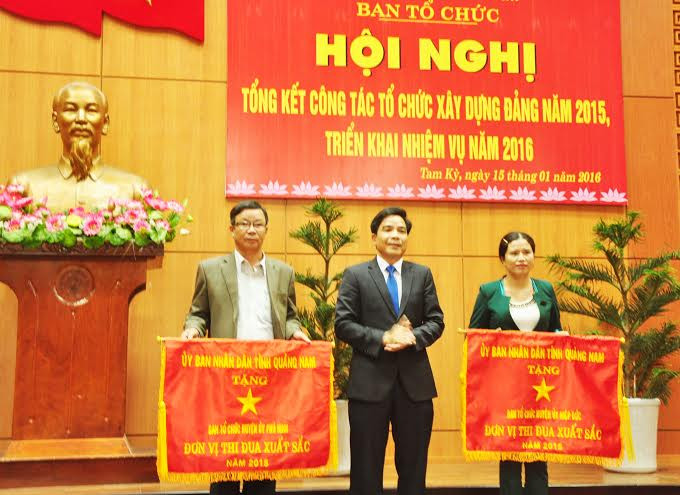 Trưởng ban Tổ chức Tỉnh ủy Lê Văn Dũng tặng Cờ thi đua của UBND tỉnh cho các cá nhân.
