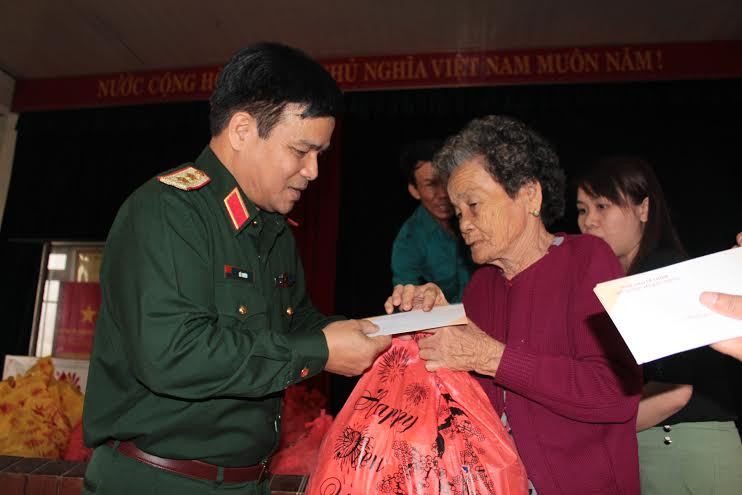 Trung tướng Lê Chiêm - Thứ trưởng Bộ Quốc phòng tặng quà cho gia đình chính sách xã Bình Tú, huyện Thăng Bình.