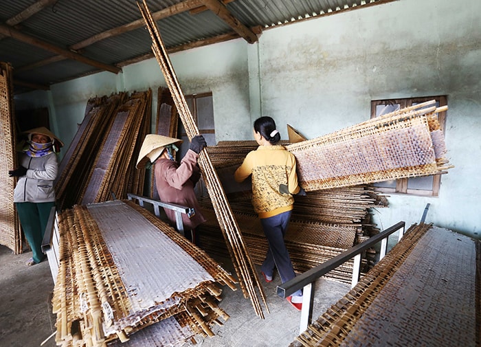 Chuẩn bị đưa bánh đi phơi.