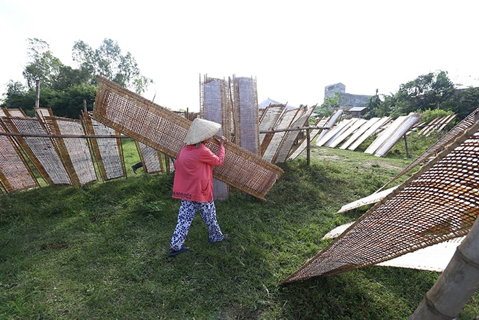 Bà Trần Thị Lan, 60 tuổi nói: “Nghề bánh nhẹ hơn làm nông và thu nhập khá hơn nhiều”.