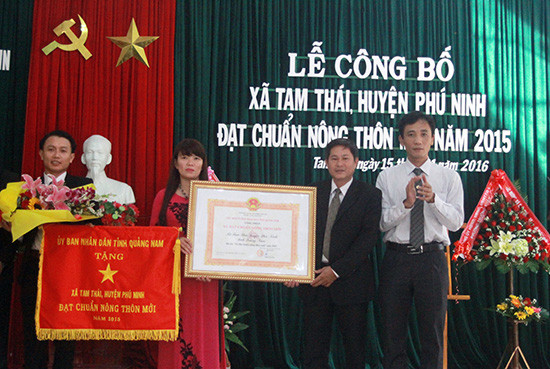 Đại diện UBND tỉnh trao chứng nhận xã đạt chuẩn nông thôn mới cho xã Tam Thái.