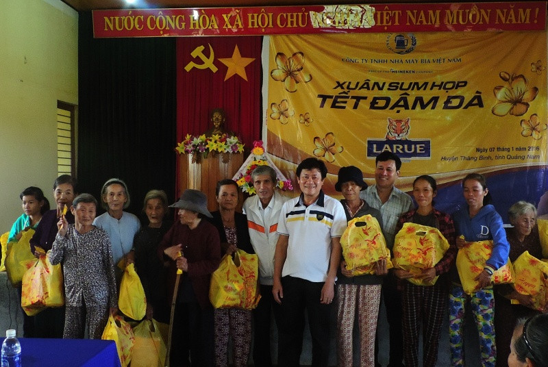 Bia Larue tặng quà Tết cho người nghèo huyện Thăng Bình. Ảnh: VINH ANH