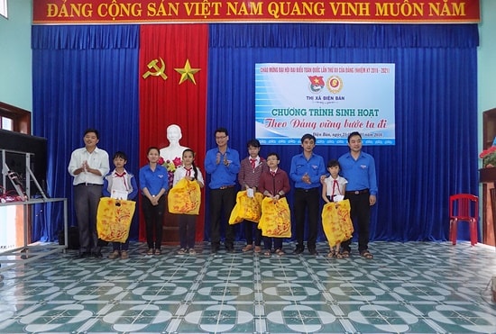 Trao quà cho các học sinh nghèo là Em nuôi của đoàn