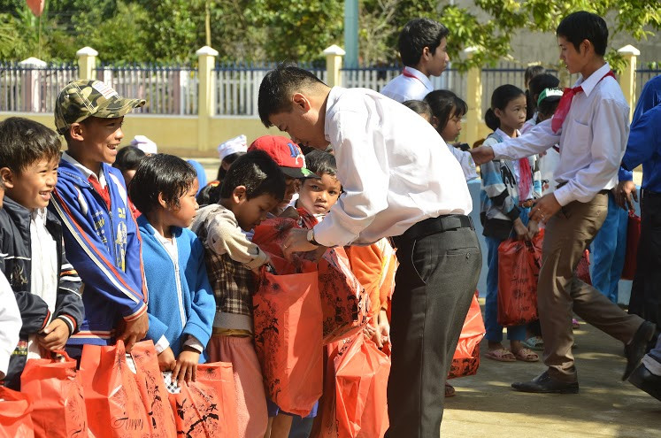 Tặng quà cho các em học sinh nghèo tại huyện Đông Giang. 