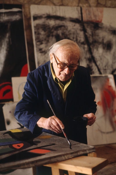 Joan Miró trong xưởng vẽ ở Palma, Mallorca, năm 1979.