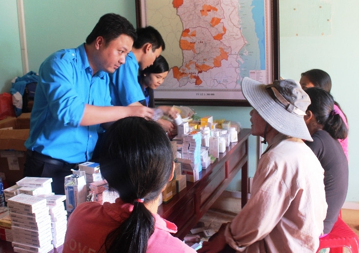 Các thành viên Câu lạc bộ Thầy thuốc trẻ tỉnh hướng dẫn sử dụng thuốc cho người dân.