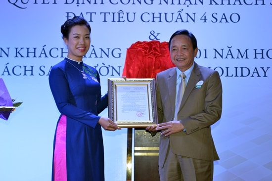 Lãnh đạo Sở VH,TT&DL trao quyết định công nhận khách sạn Mường Thanh đạt chuẩn 4 sao