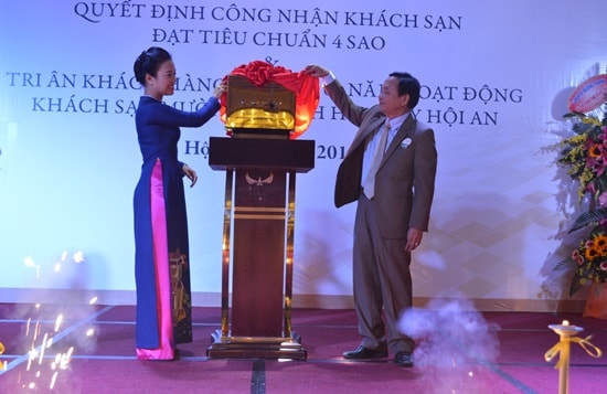 Nghi thức gắn bảng 4 sao cho khách sạn Mường Thanh