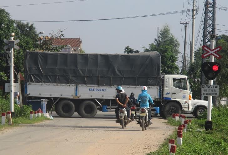 Sau tai nạn, ngành đường sắt đã dựng 8 cây trụ để ngăn xe ô tô, tải doạn qua thôn Tú Trà, xã Bình Chánh. Ảnh: Đ.D