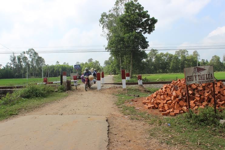 Sau tai nạn, ngành đường sắt đã dựng 8 cây trụ để ngăn xe ô tô, tải doạn qua thôn Tú Trà, xã Bình Chánh. Ảnh: Đ.D