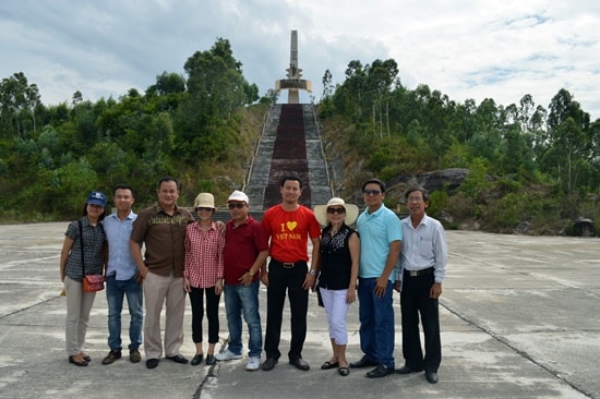 Tượng đài Chiến thắng Núi Thành là một trong những điểm khảo sát của đoàn trong đợt này.