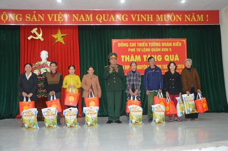 Thiếu tướng Đoàn Kiểu tặng quà cho người dân phường Tân Thạnh, TP.Tam Kỳ.