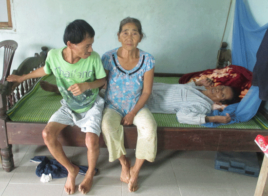 Hàng ngày bà Trang phải chăm sóc đứa con trai tật nguyền cùng người chồng bệnh tật. Ảnh: D.T