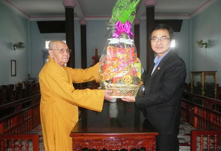Đại diện Ủy Ban MTTQ Việt Nam tỉnh thăm và chúc tết cơ sở tôn giáo tại Tam Kỳ.