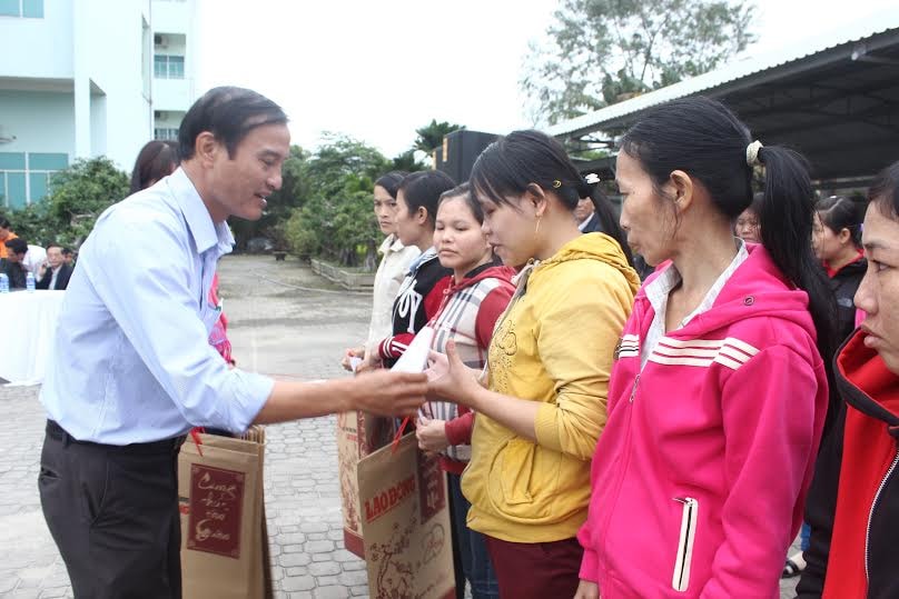 Ông Lưu Văn Thương - Phó Chủ tịch Liên đoàn Lao động tỉnh trao quà cho công nhân.