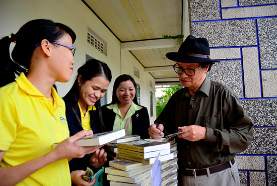 Đạo diễn - NSND Trần Văn Thủy ký tặng sách “Chuyện nghề của Thủy” cho người hâm mộ.