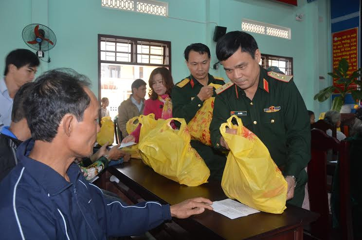 Trung tướng Lê Chiêm tặng quà tết cho hộ nghèo xã Quế Xuân 1, huyện Quế Sơn.