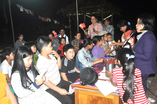 Hô hát bài chòi tại đình làng Hương Trà (phường Hòa Hương) được tổ chức thường xuyên vào mỗi dịp tết cổ truyền.
