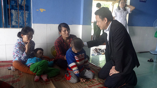 Phó Chủ tịch UBND tỉnh Lê Văn Thanh thăm Trung tâm Phục hồi chức năng trẻ khuyết tật huyện Phú Ninh. Ảnh: DIỄM LỆ