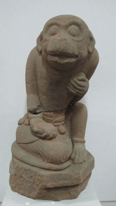 Khỉ thần Hanuman (?) - Phế tích Phú Hưng, sa thạch, thế kỷ XI-XII (Bảo tàng Điêu khắc Chăm - Đà Nẵng). 