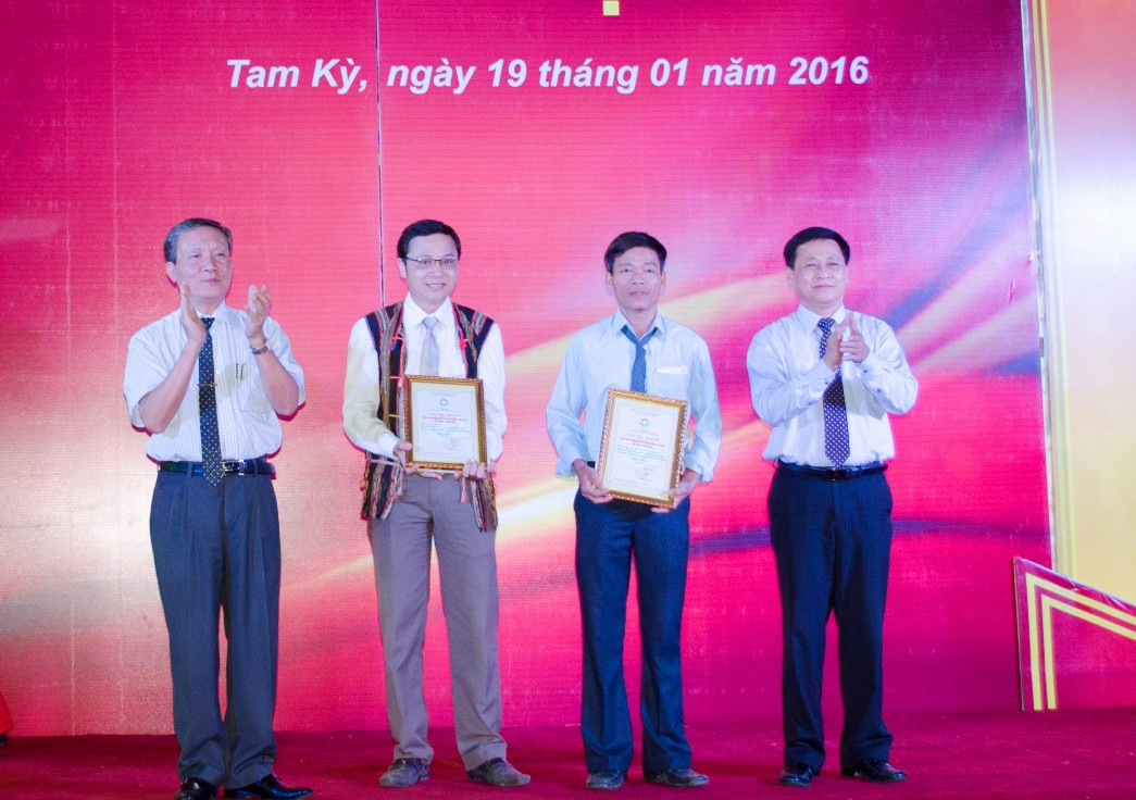 Anh Bùi Văn Thu (thứ 2, phải sang) nhận giải tại Hội chợ xuân Bính Thân Quảng Nam 2016. Ảnh: HẢI CHÂU