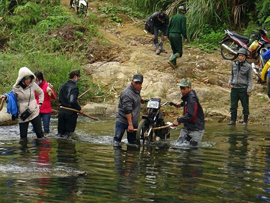 Vượt rừng, băng suối vào làng Pêtapoóc. Ảnh: THIÊN NGÂN