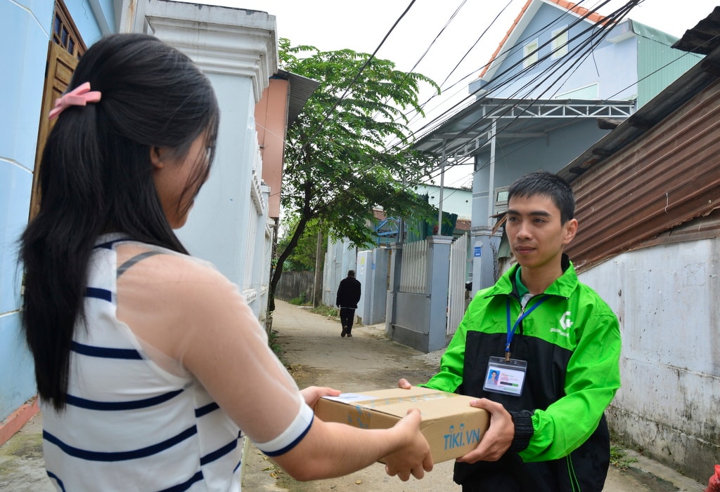 Anh Việt giao hàng cho khách. Ảnh: XUÂN THỌ