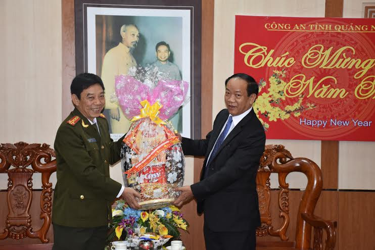 Đồng chí Đinh Văn Thu tặng quà tết cho Công an tỉnh.