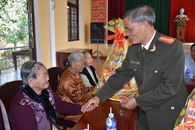 Đại tá Phạm Trường Dân thăm hỏi sức khỏe, chúc Tết các mẹ VNAH.