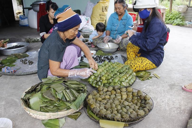 Gia đình chị Lê Thị Mai bận rộn làm bánh ít.