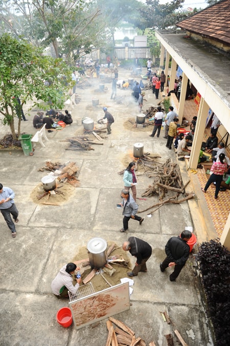 Nhóm lửa nấu bánh. Ảnh: MINH HẢI