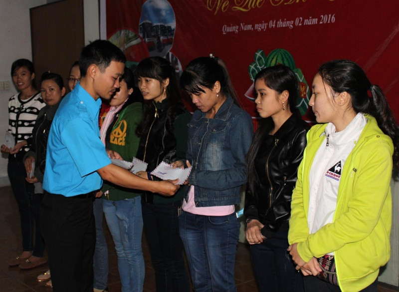 Anh Nguyễn Thành Tuấn - Phó Chủ tịch Thường trực Hội LHTN Việt Nam tỉnh tặng quà cho các nữ công nhân