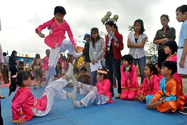 Nhảy qua chân là trò chơi dân gian yêu thích của trẻ con.