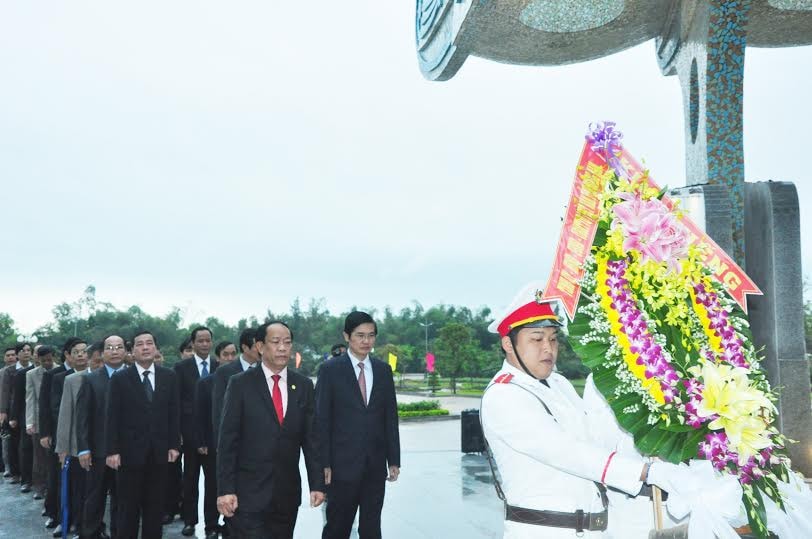 Các đồng chí Nguyễn Ngọc Quang và Đinh Văn Thu dẫn đầu đoàn đại biểu đặt vòng hoa viếng các anh hùng liệt sĩ.