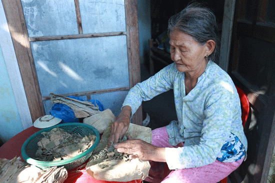  Bà Năm gói thuốc chữa bệnh cho dân làng.