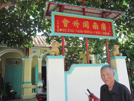 Ông Võ Văn Hùng và hội quán “Hội Đồng Châu Quảng Nam”. Ảnh: TRUNG VIỆT