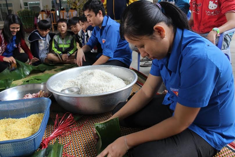 Gói bánh chưng tặng trẻ mô côi.